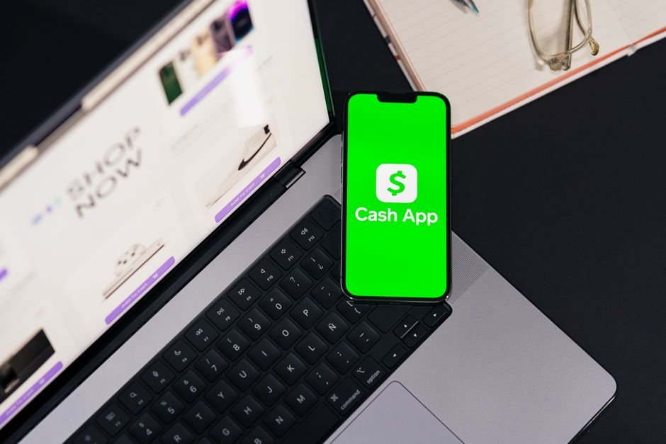 Aplikasi pengiriman uang dolar di ponsel dan laptop — contoh proses tarik dana USD ke rekening bank Indonesia